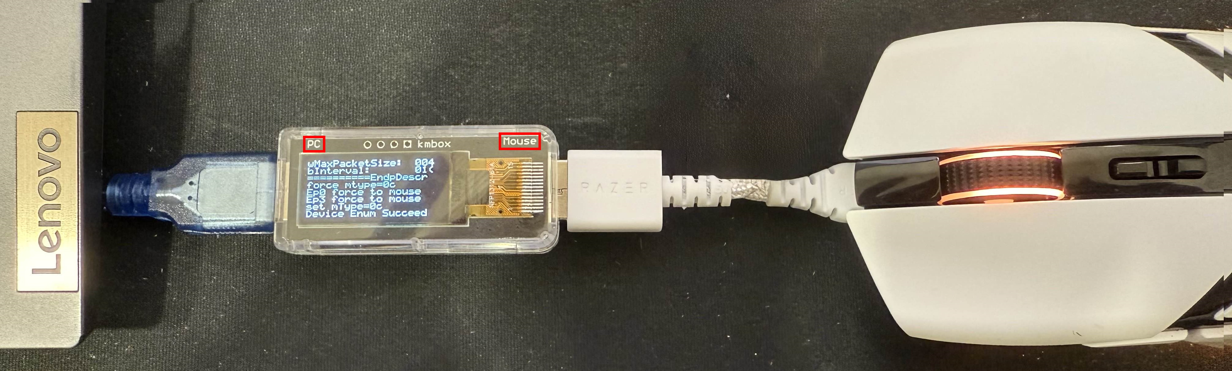 左邊為一臺電腦連接中間的KmboxA,右邊是一個滑鼠線連接中間的KmboxA,KmboxA為雙頭USB孔