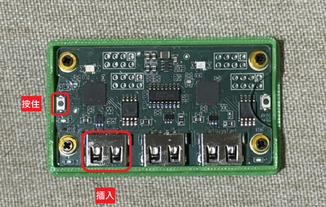 Background shows a makcu with the top cover removed, exposing the left and right buttons and the three bottom USB ports (left, middle, right). The left button and left USB port are highlighted.
